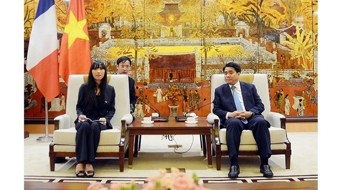 Chairman of the People’s Committee of Hanoi Nguyen Duc Chung (R) receives French National Assembly deputy and head of the France - Vietnam Friendship Parliamentarians’ Group, Stephanie Do. (Photo: Ha Noi Moi)