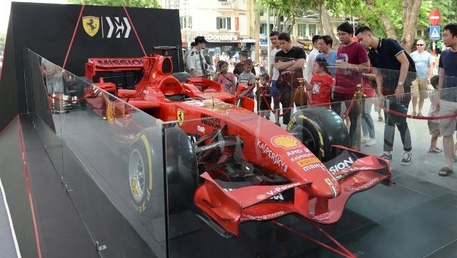 Locals look at the F1 Ferrari F2007 car displayed at Hoan Kiem Lake, Hanoi from June 7-9, 2019. (Photo: f1vietnamgp.com)