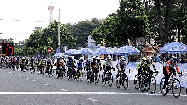 Fourteen female cycling teams start their tournament competing for An Giang TV cup in Ho Chi Minh City on July 13. (Photo: anninhthudo.vn)