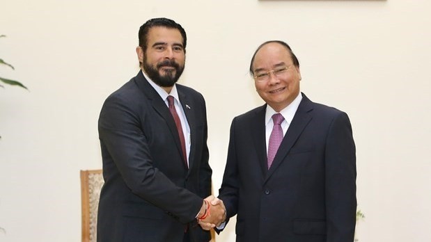Prime Minister Nguyen Xuan Phuc (R) and Panamanian Ambassador Servio S. Samudio (Photo: VNA)