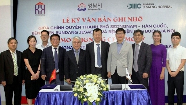 Representatives from Hanoi Oncology Hospital, Seongnam city, and Bundang Jesaeng Hospital at the MoU signing ceremony. (Photo: NDO/Minh Hoang)