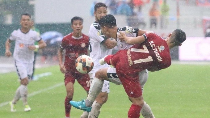 Ho Chi Minh City (in red) overcome SHB Da Nang 3-2 in a rain-hit thriller on July 17. (Photo: VPF)