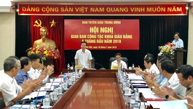 Politburo member and head of the Party Central Committee’s Commission for Communications and Education Vo Van Thuong (standing, in white) and delegates at the event. (Photo: CPV)