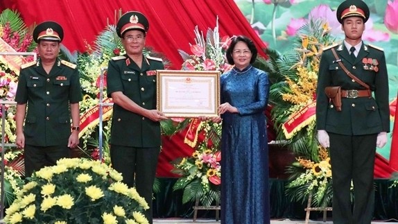 Vice President Dang Thi Ngoc Thinh presents the first-class Labour Order to the Corporation 789. (Photo: qdnd.vn)