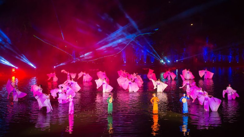 The outdoor cultural spectacle is performed on a stage of 4,300m2 which is permanently submerged under a thin layer of water. (Photo: .thequintessenceoftonkin.com)