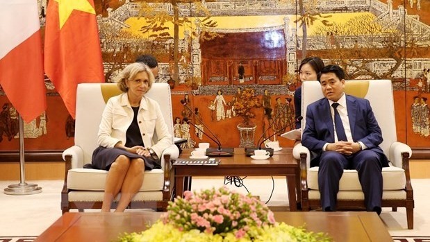 Chairman of Hanoi municipal People's Committee Nguyen Duc Chung (right) and President of the Regional Council of Ile-de-France Valérie Pécresse (Photo: VNA)