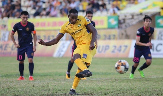 Joel Vinicius equalises the score for Song Lam Nghe An with a successful penalty converter. (Photo: VPF)