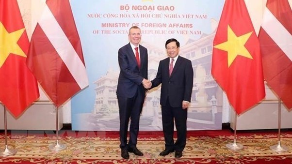 Deputy Prime Minister and Foreign Minister Pham Binh Minh (right) and Latvian Foreign Minister Edgars Rinkevics (Photo: VNA)