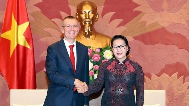 Chairwoman of the National Assembly Nguyen Thi Kim Ngan (right) and Latvian Foreign Minister Edgars Rinkevics (Photo: VNA)