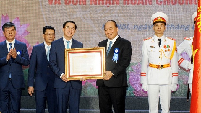 PM Nguyen Xuan Phuc presents third-class Labour Order to K Hospital (Photo: NDO/Tran Hai)