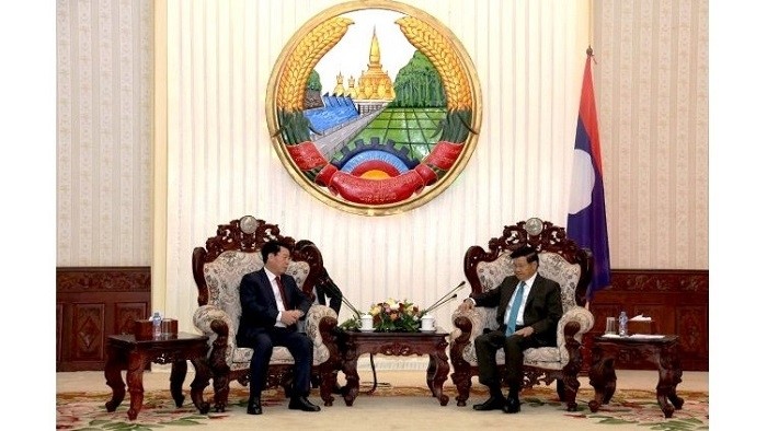 Lao PM Thongloun Sisulith (right) and Deputy Minister Bui Van Nam (Photo: NDO/Xuan Son)