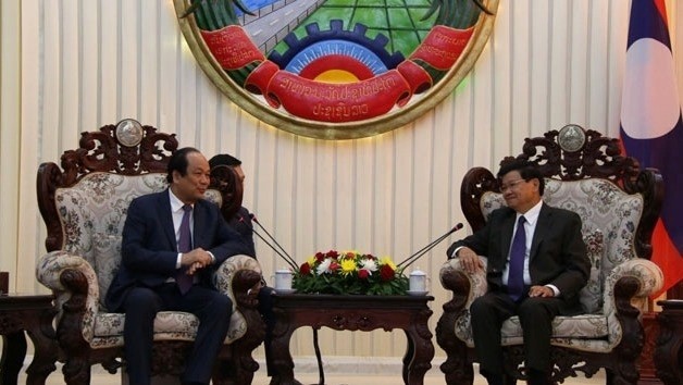 Minister-Chairman of the Vietnamese Government Office Mai Tien Dung (L) meets with Lao Prime Minister Thongloun Sisulith. (Photo: NDO/Xuan Son)