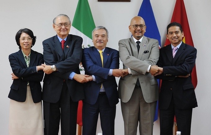Ambassadors of ASEAN member countries in Mexico pose together at the handover ceremony of the ACMC Chairmanship. (Photo: VNA)