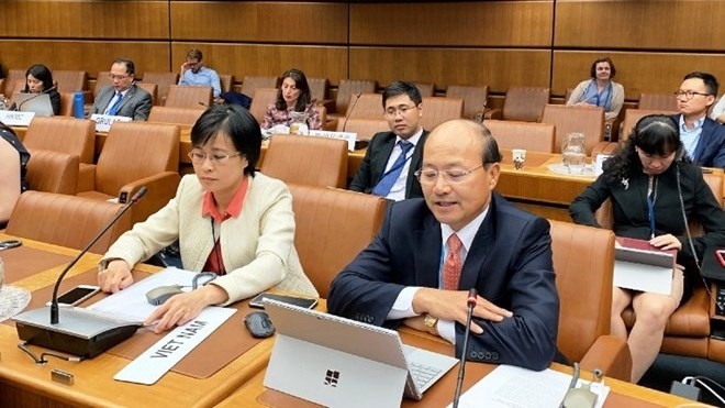 Ambassador Le Dung, permanent representative of Vietnam at the UN and international organisations in Vienna, (front, R), leads a Vietnamese delegation to attend the 52nd session of UNCITRAL (Photo: dangcongsan.vn)