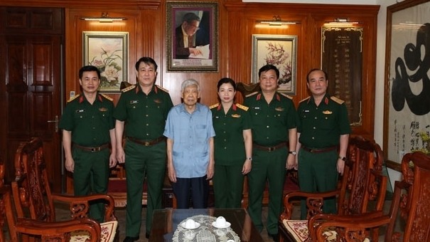 General Luong Cuong (second from left) salutes former Party General Secretary Le Kha Phieu (third from left) 