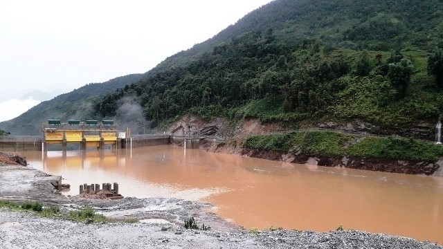 Su Pan 1 hydropower plant in Sa Pa district, Lao Cai province operates flood discharge. (Photo: NDO/Quoc Hong)