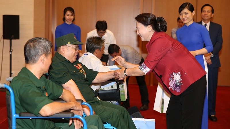 National Assembly Chairwoman Nguyen Thi Kim Ngan and severely wounded veterans (Photo: VNA)