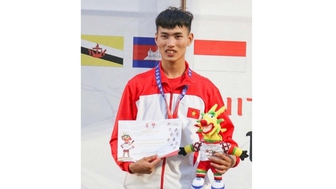 Le Tien Long has won two gold medals for Vietnam (3,000m and 1,500m run) at the ongoing ASEAN School Games in Indonesia.