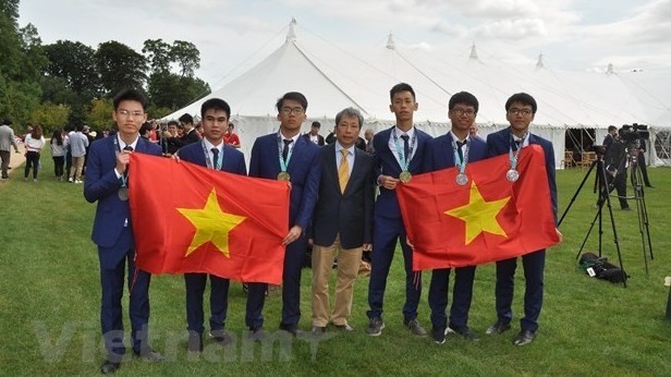 Vietnamese Ambassador to the UK Tran Ngoc An (C) takes photo with Vietnamese students (Source: VNA)