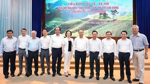 Prime Minister Nguyen Xuan Phuc and local leaders (Photo: VGP)