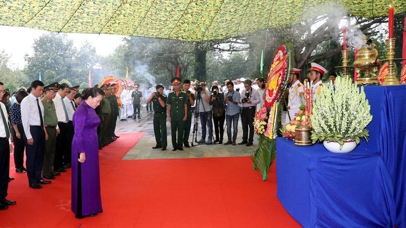 NA Chairwoman Nguyen Thi Kim Ngan pays her respects to fallen soldiers. (Photo: VNA)