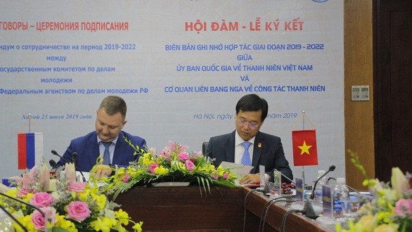 At the signing ceremony for a cooperation agreement between the National Committee on Youth of Vietnam and the Russian Federal Agency for Youth Affairs. (Credit: tuoitre)
