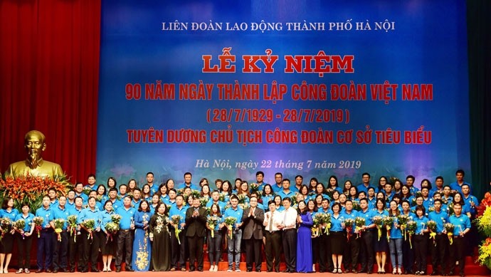 90 excellent heads of grassroots trade unions are honoured at the meeting in Hanoi. (Photo: hanoimoi.com.vn)