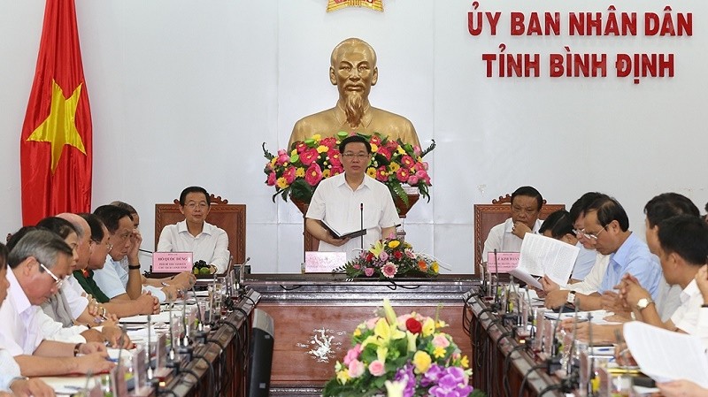 Deputy PM Vuong Dinh Hue at a meeting with Binh Dinh leaders (Photo: VGP)