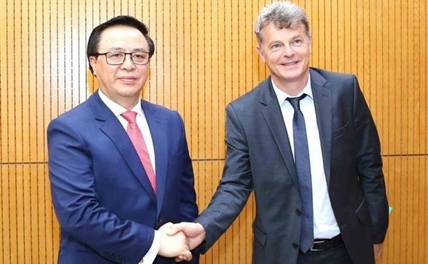 Head of the Party Central Committee’s Commission for External Relations Hoang Binh Quan (L) and National Secretary of the French Communist Party (FCP) Fabien Roussel. (Photo: VNA)