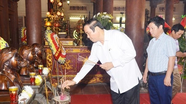 Deputy head of the Party Central Committee’s Commission for Organisation Nguyen Thanh Binh offered incense to fallen soldiers at the Truong Bon National Historical Site. (Photo: baonghean.vn)