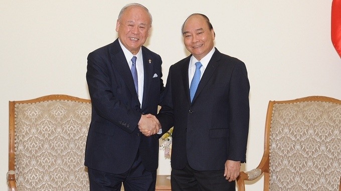 PM Nguyen Xuan Phuc (R) receives special advisor to the Japan-Vietnam Friendship Parliamentary Alliance Tsutomu Takebe. (Photo: NDO/Tran Hai)