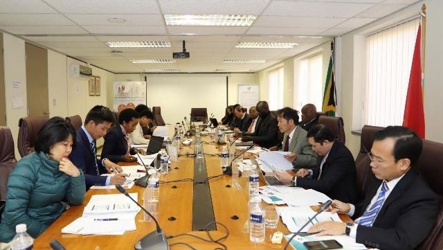 The working session between the Vietnam Social Security delegation and officials of the National Department of Health and the Department of Social Development of South Africa in Pretoria on July 23. (Photo: VNA)
