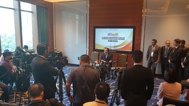 Vietnamese Minister of Education and Training Phung Xuan Nha responds to the international reporters on the sidelines of the 50th Conference of the Southeast Asian Ministers of Education Organisation in Malaysia.