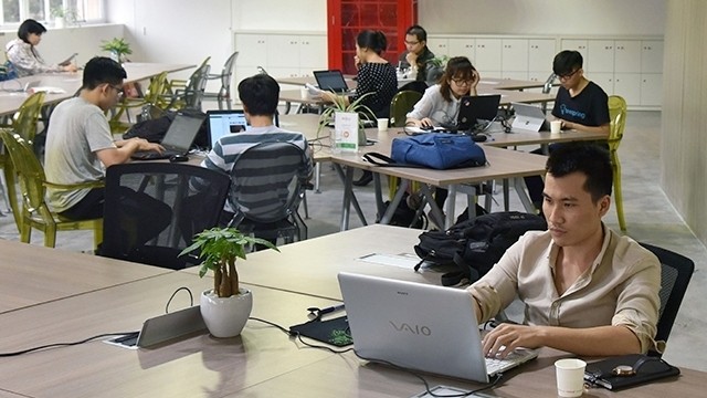 Youngsters working at BK - Holdings start-up space at Hanoi University of Science and Technology. (Photo: NDO/Dang Anh)