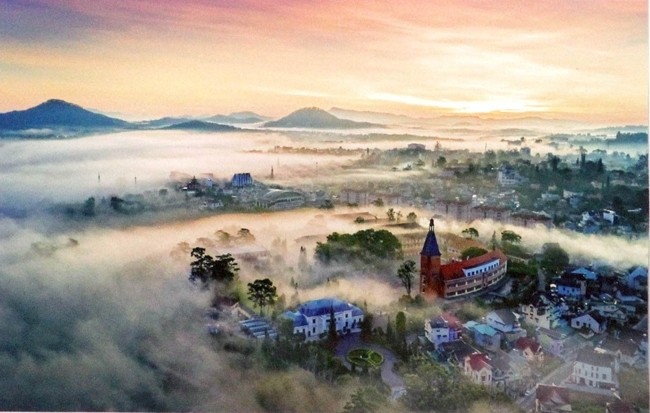 Photographer Tran Quang Anh from Lam Dong province won the gold medal of the Southeast region photo contest for his picture entitled, ‘Lang Dang Suong Giang’(Indistinct Mist).