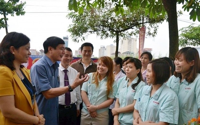 Chairman of the Vietnam General Confederation of Labour Bui Van Cuong (second, from the left) talks with female workers at the North Thang Long Industrial Park in Hanoi. (Photo: NDO/Dang Thanh Ha)