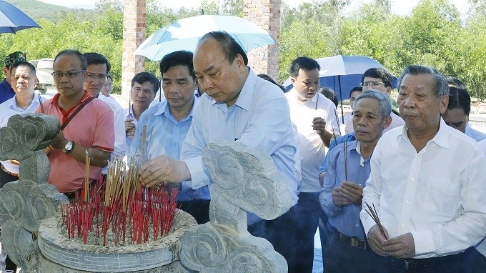 PM Nguyen Xuan Phuc offers incense to war heroes at a temple on Que mountain in Quang Nam province. (Photo: VGP)