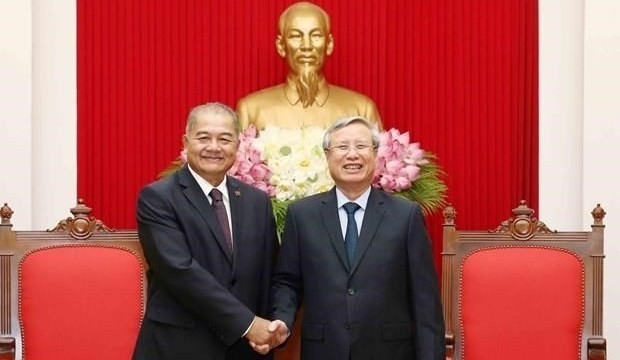 Permanent member of the Communist Party of Vietnam Central Committee’s Secretariat Tran Quoc Vuong (R) and head of the LPRP’s Commission for Propaganda and Training Kikeo Khaykham Phithoune (Photo: VNA) 