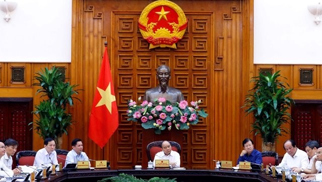 PM Nguyen Xuan Phuc (C) chairs the meeting to discuss solutions to solve bottlenecks for the Trung Luong - My Thuan expressway project, Hanoi, July 30, 2019. (Photo: VGP)