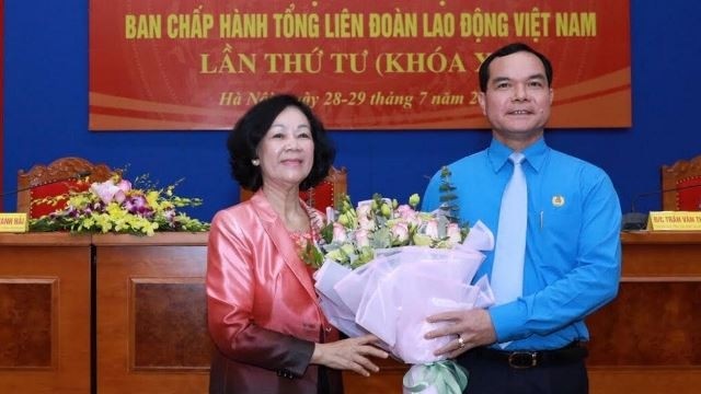 Politburo member Truong Thi Mai (L) congratulated newly-elected  VGCL President, Nguyen Dinh Khang (Photo:  dantri.com.vn)