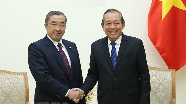 Deputy PM Truong Hoa Binh (right) receives State Minister Junji Suzuki. (Photo: VNA) 