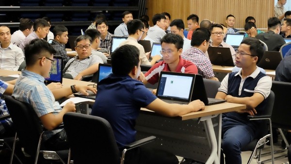 The exercise includes analysing malicious codes, tracing the source of attacks, analysing network traffic and logs of web servers, and tracing the source of emails. (Photo: Vietnamnet)