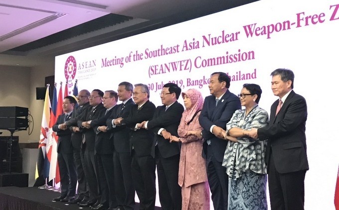 Deputy Prime Minister and Foreign Minister Pham Binh Minh (fifth from right) attends the Meeting of the Southeast Asia Nuclear Weapon-Free Zone (SEANWFZ) Commission. (Photo: Ministry of Foreign Affairs)
