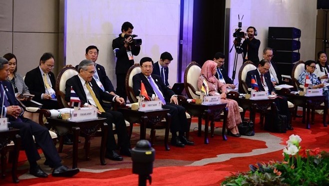  Deputy Prime Minister and Foreign Minister Pham Binh Minh (front row, third from left) at the meeting (Photo: VNA)
