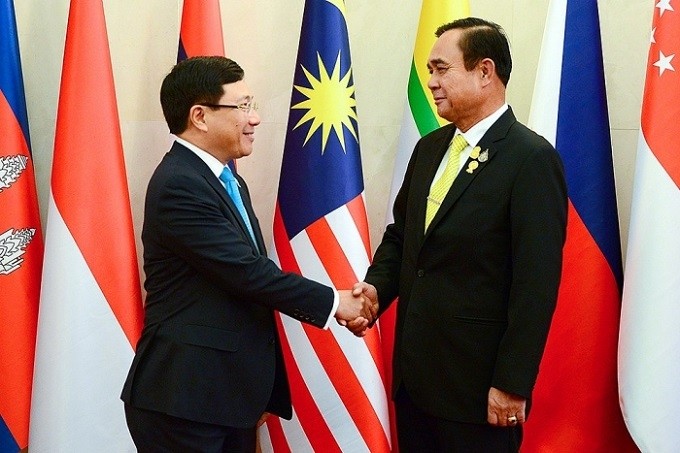 Deputy PM and FM Pham Binh Minh (L) meets Thai Prime Minister Prayut Chan-o-cha. (Photo: baoquocte.vn)