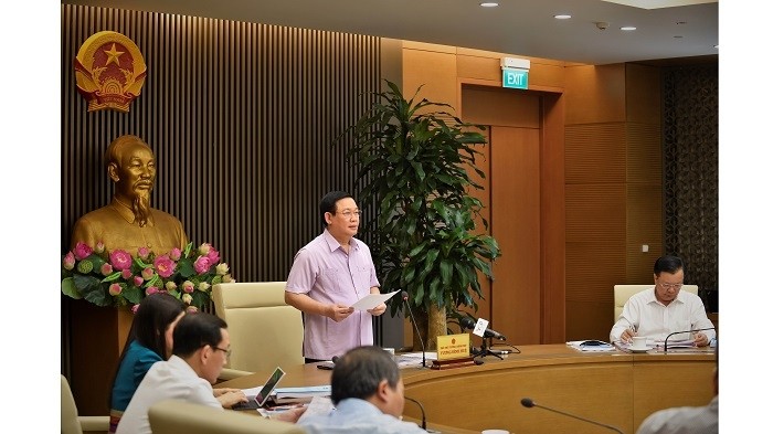 Deputy PM Vuong Dinh Hue (standing) chairs the meeting. (Photo: VGP)