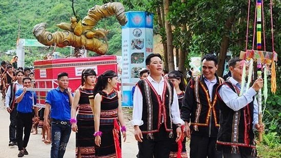 People of Xe-dan ethnic group re-enact a procession of Ngoc Linh ginseng symbol (Photo: baoquangnam.vn)