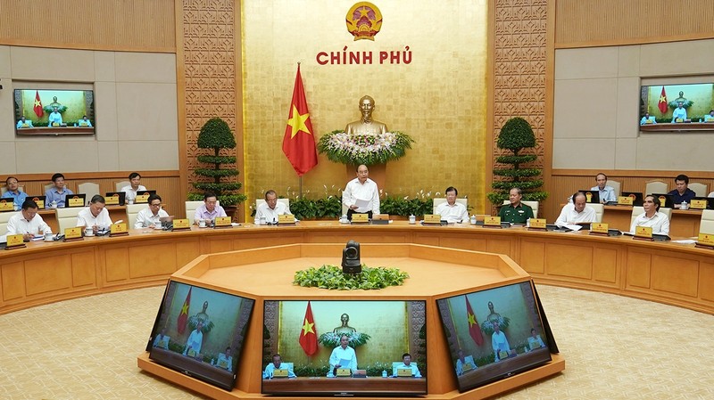 PM Nguyen Xuan Phuc chairs a regular government meeting. (Photo: VGP)