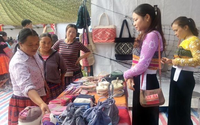Pavilions introducing handicraft products of Mong ethnic people at the tourism investment promotion conference in Hang Kia and Pa Co communes.