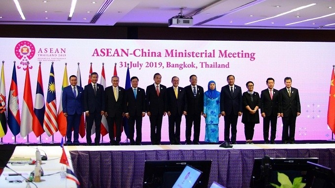 Foreign ministers of ASEAN countries and China pose for a photo together at the ASEAN-China Foreign Ministers’ Meeting in Bangkok, Thailand on July 31. (Photo: VNA)